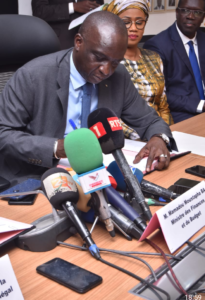 Le ministre des Finances et du budget ,Mamadou Moustapha Bâ procédant à la signature de l'accord de financement du projet d'accélération numérique avec la banque mondiale 